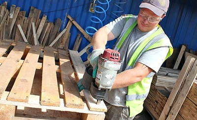How can I dispose used and damaged pallets?